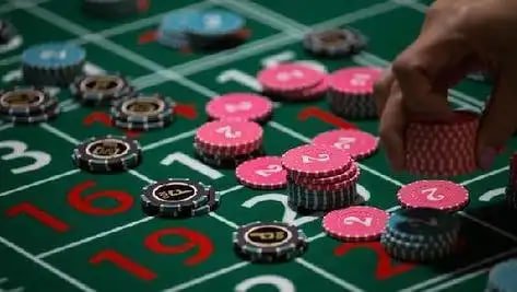 Antarmuka aplikasi detik 365 di perangkat Android menampilkan sportsbook, live dealer, dan menu slot
